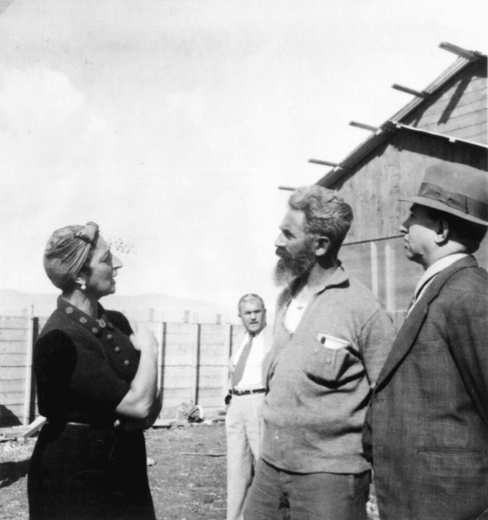 יסקי, חיים, 1896-1948, חיים יסקי (מימין), רעייתו פאני (משמאל) ואליעזר קרול (שני מימין) ביישוב "חומה ומגדל" חדש, עמק החולה, 1937-1939, סימול IL-INL-YBZ-0793-224 יד יצחק בן צבי (ישראל נגלית לעין), אוסף ד"ר חיים (מרדכי) יסקי, יד יצחק בן צבי (ישראל נגלית לעין), אוסף ד"ר חיים (מרדכי) יסקי;המקור נמצא ב:יד יצחק בן צבי, יד יצחק בן צבי, YBZ.0793.224.