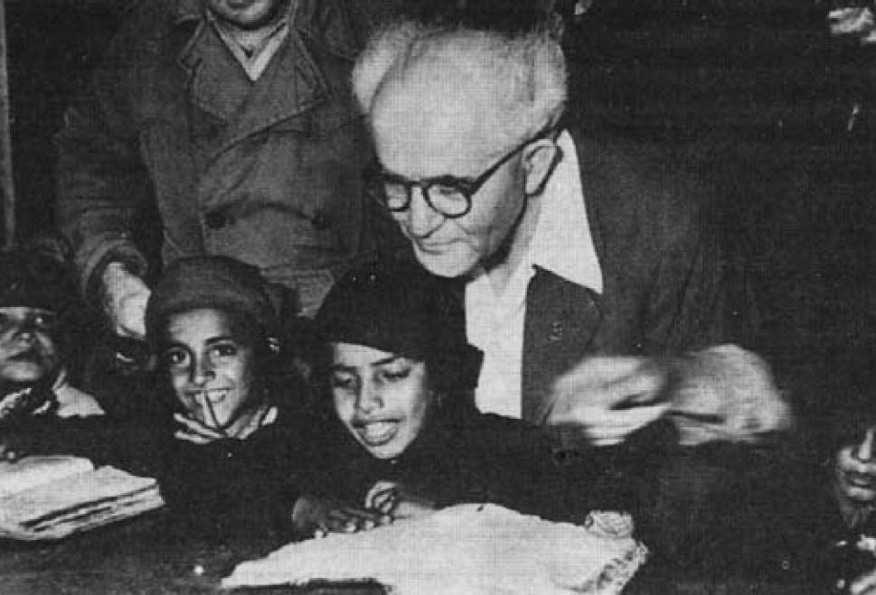 בן גוריון מבקר במעברה. צילום: לא ידוע.