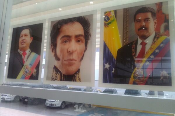 דיוקנם של הוגו צ'אווס, סימון בוליבר וניקולאס מאדורו. צילום: Guaiquerí.