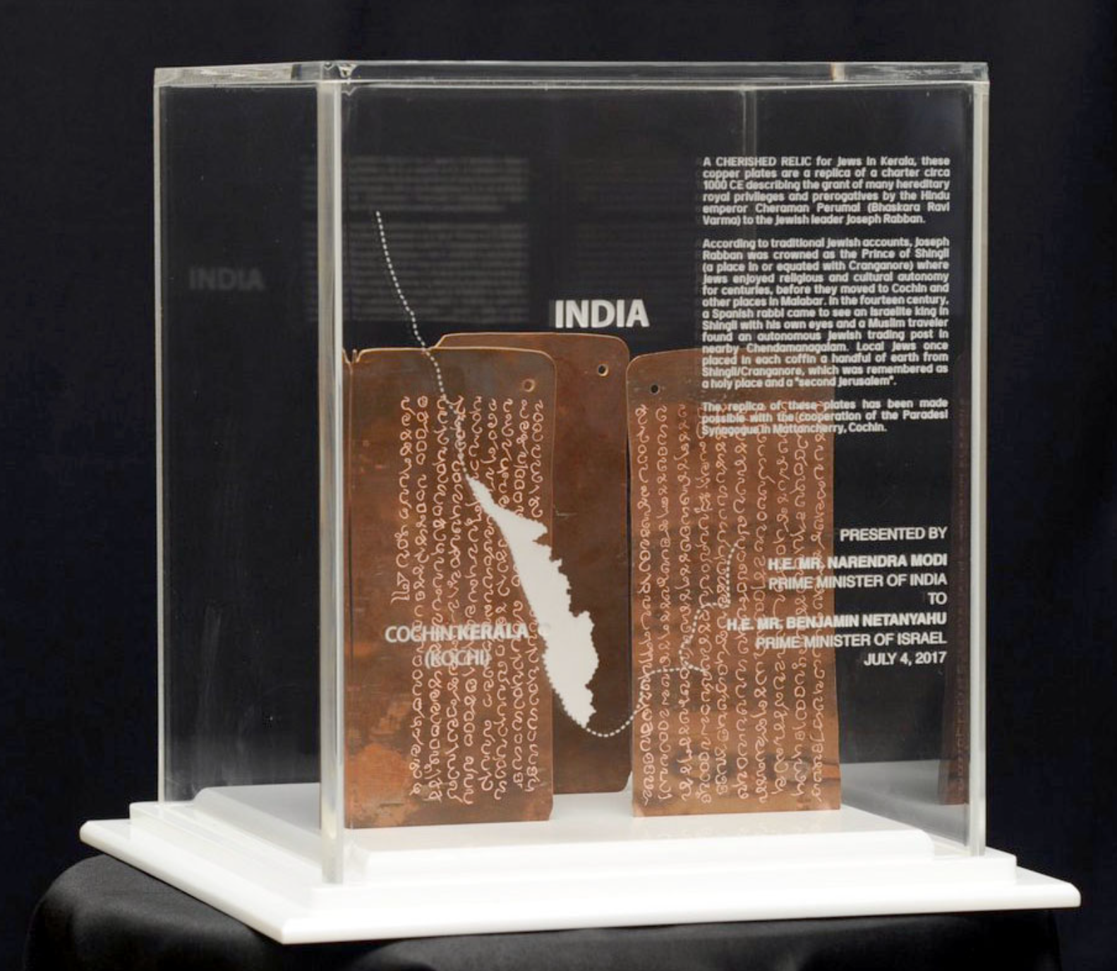 העתק מודרני של לוחות הנחושת היהודיים שהוענק לראש ממשלת ישראל על ידי ראש ממשלת הודו. לשכת ראש הממשלה (GODL-הודו).