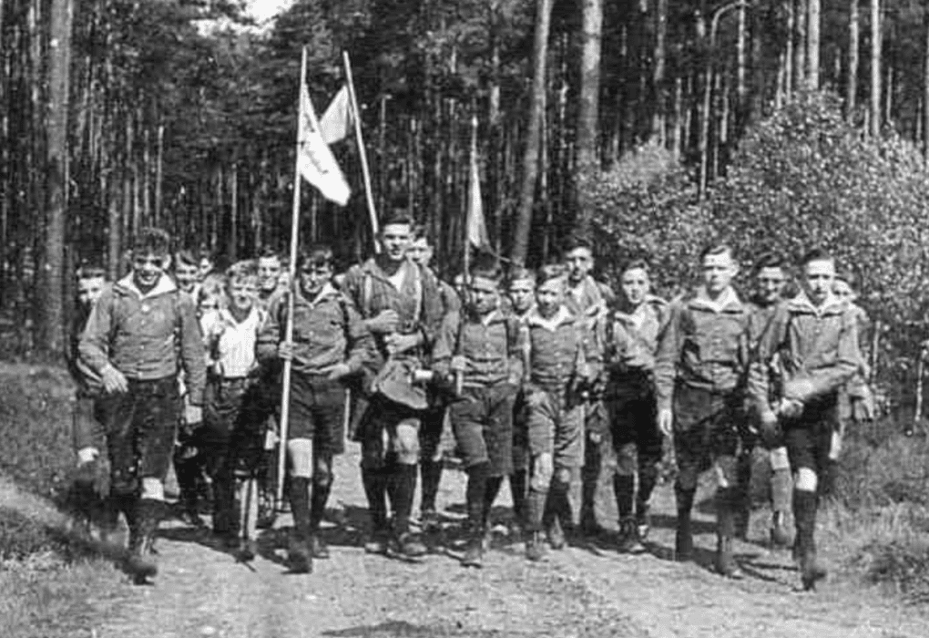 קבוצת נוער גרמנית לא מזוהה במהלך שנות ה-20. צילום: לא ידוע.