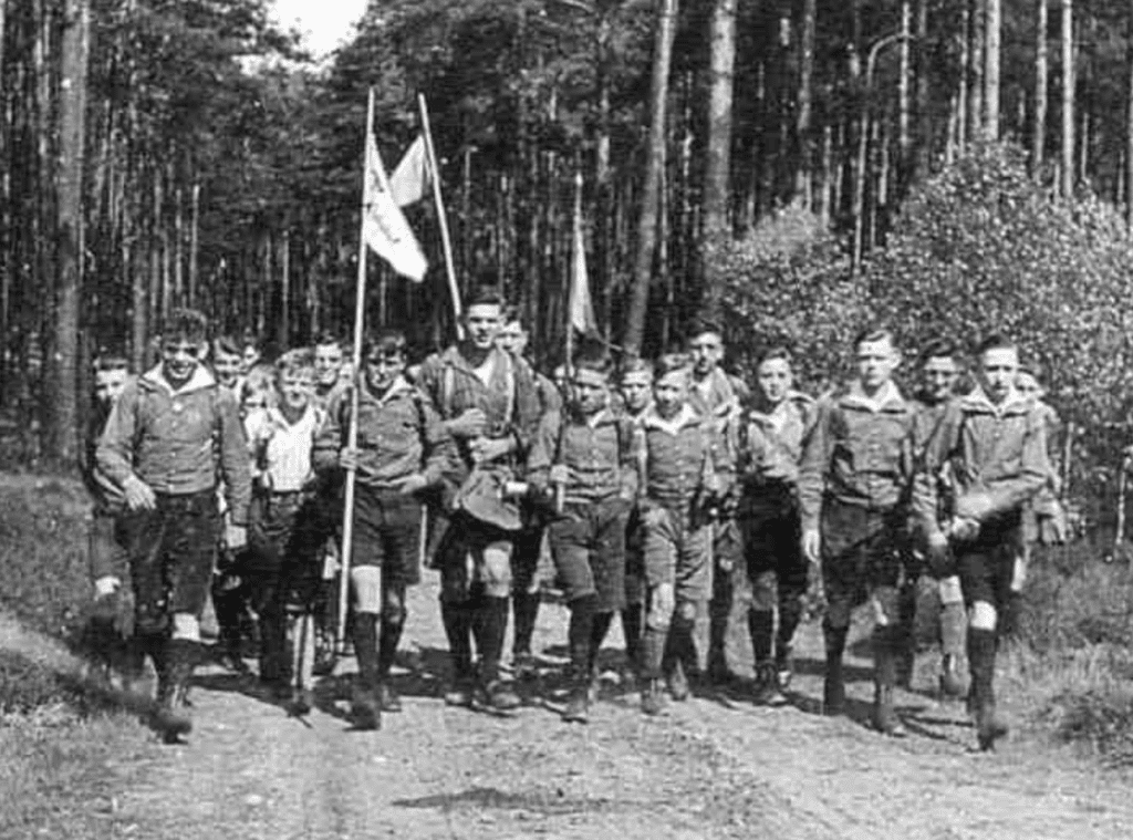 קבוצת נוער גרמנית לא מזוהה במהלך שנות ה-20. צילום: לא ידוע.