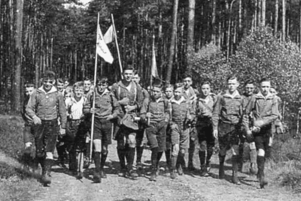 קבוצת נוער גרמנית לא מזוהה במהלך שנות ה-20. צילום: לא ידוע.