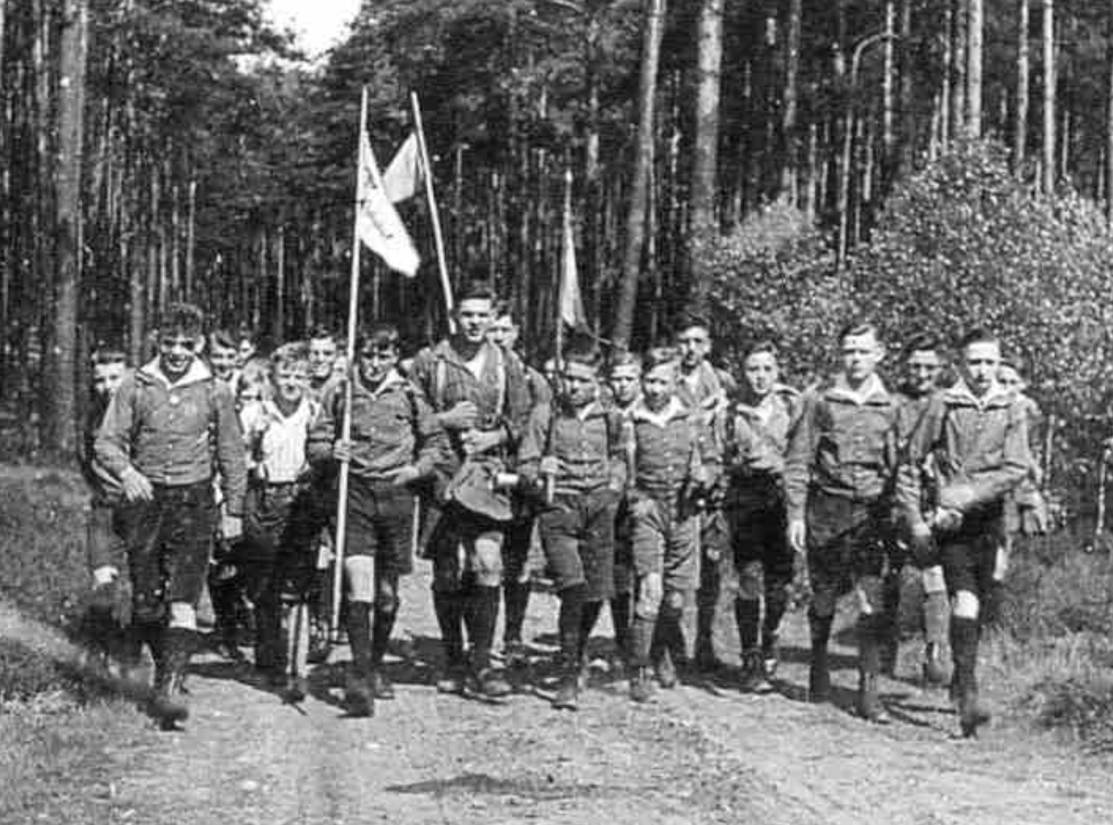 קבוצת נוער גרמנית לא מזוהה במהלך שנות ה-20. צילום: לא ידוע.