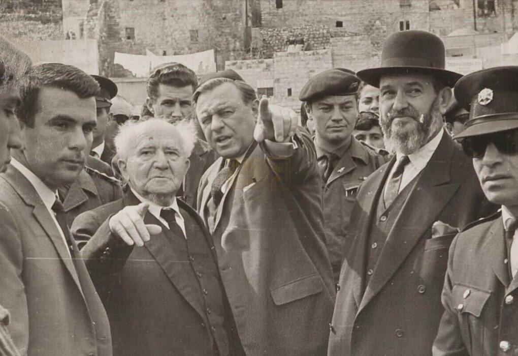 בן גוריון בכותל המערבי. צילום: לא ידוע.
