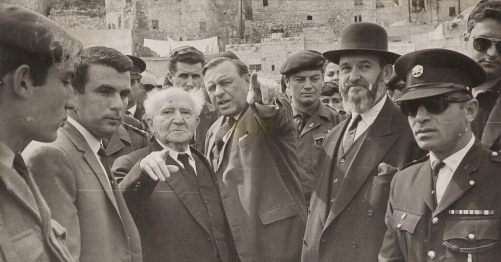 בן גוריון בכותל המערבי. צילום: לא ידוע.