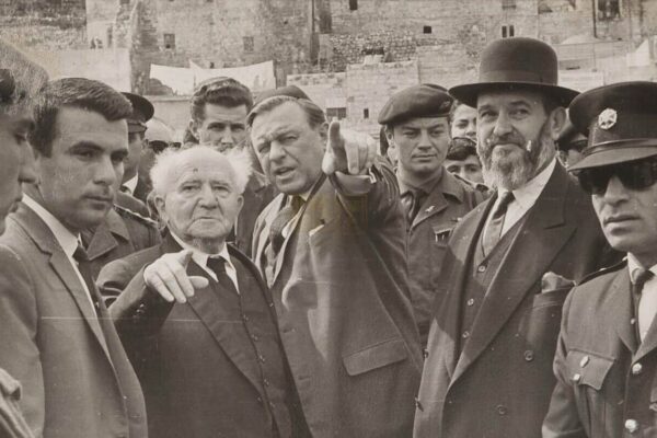 בן גוריון בכותל המערבי. צילום: לא ידוע.