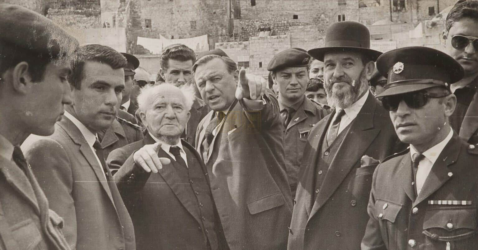 בן גוריון בכותל המערבי. צילום: לא ידוע.