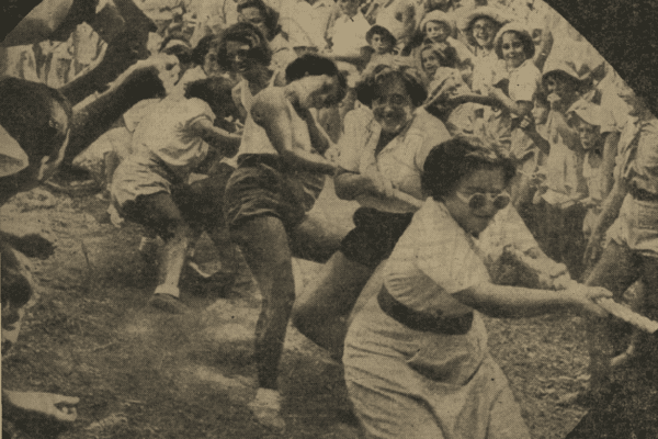 נשים בתערוכת הקיבוצים בחיפה, שנת 1958. "משבר האישה בקיבוץ", העולם הזה, מספר 1095, 23 לספטמבר 1958.