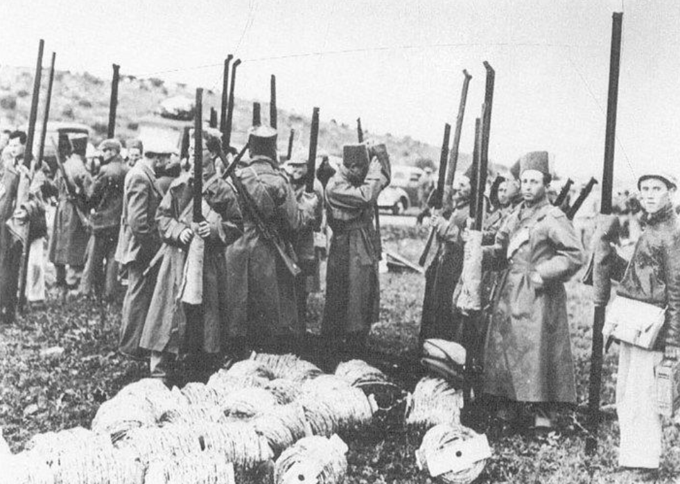 נוטרים בעלייה לחניתה. צילום: לא ידוע.