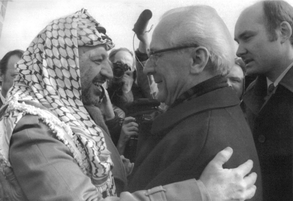 יאסר ערפאת (משמאל), יו"ר אש"ף, ואריך הונקר (מימין), מנהיג גרמניה המזרחית (DDR). מקור: picture-alliance.