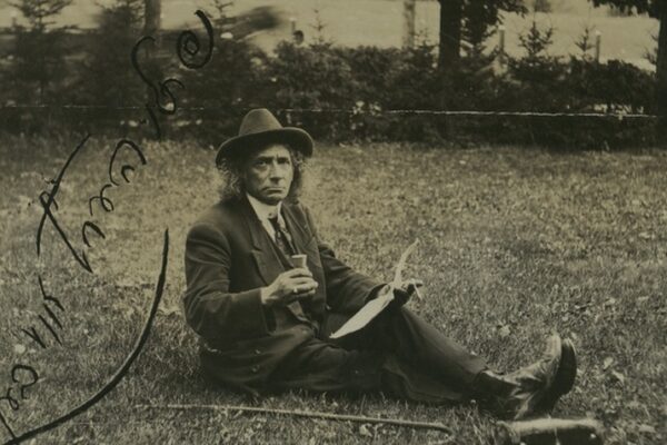 תצלום מקורי של נפתלי הרץ אימבר משנת 1906, שחור לבן, 125X165 מ"מ, על התצלום חתימת ידו בדיו.