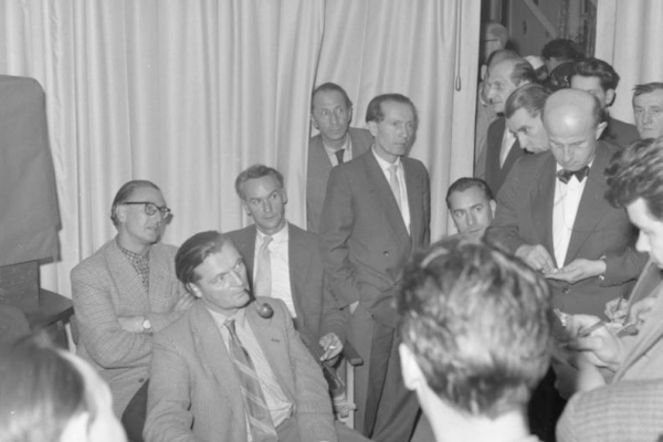 מדענים גרמנים השבים לארצם מסוחומי בפברואר 1958. צילום: ארכיון המדינה הגרמני (Bundesarchiv), תמונה B 145 Bild-F005116-0001 / אגון שטיינר / CC-BY-SA 3.0.