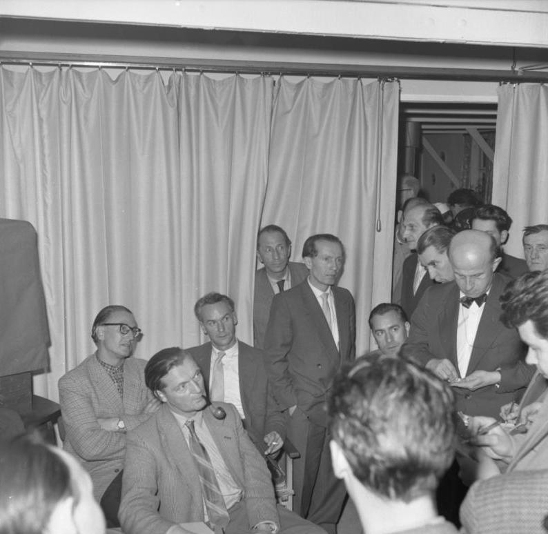 מדענים גרמנים השבים לארצם מסוחומי בפברואר 1958. צילום: ארכיון המדינה הגרמני (Bundesarchiv), תמונה B 145 Bild-F005116-0001 / אגון שטיינר / CC-BY-SA 3.0.