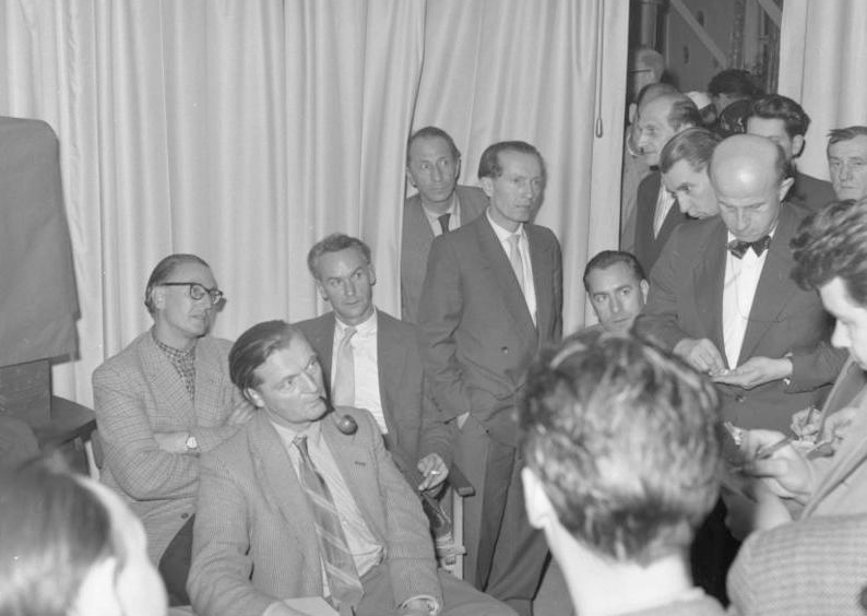 מדענים גרמנים השבים לארצם מסוחומי בפברואר 1958. צילום: ארכיון המדינה הגרמני (Bundesarchiv), תמונה B 145 Bild-F005116-0001 / אגון שטיינר / CC-BY-SA 3.0.