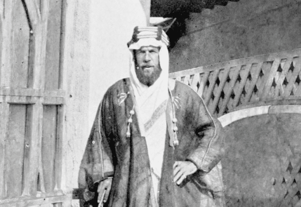 הארי סנט ג'ון ברידג'ר פילבי (1885–1960) בלבוש ערבי. תמונה מתוך הספר "לב ערב, רשימות על מסע וחקירה" (לונדון: קונסטבל ושות', 1922).