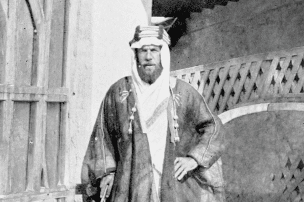 הארי סנט ג'ון ברידג'ר פילבי (1885–1960) בלבוש ערבי. תמונה מתוך הספר "לב ערב, רשימות על מסע וחקירה" (לונדון: קונסטבל ושות', 1922).