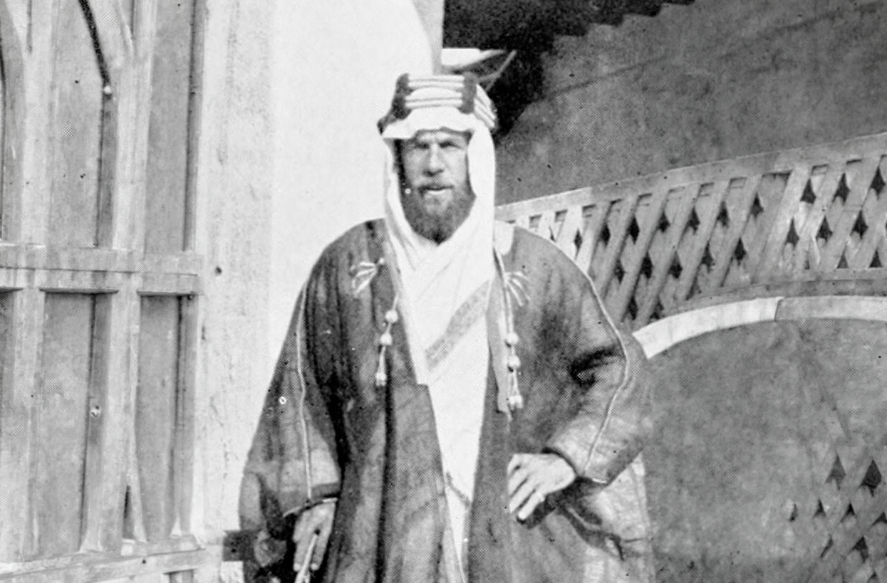 הארי סנט ג'ון ברידג'ר פילבי (1885–1960) בלבוש ערבי. תמונה מתוך הספר "לב ערב, רשימות על מסע וחקירה" (לונדון: קונסטבל ושות', 1922).