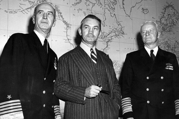 פורסטל כמזכיר הצי עם האדמירלים קינג (משמאל) ונימיץ, 1945. צילום: הצי האמריקאי.