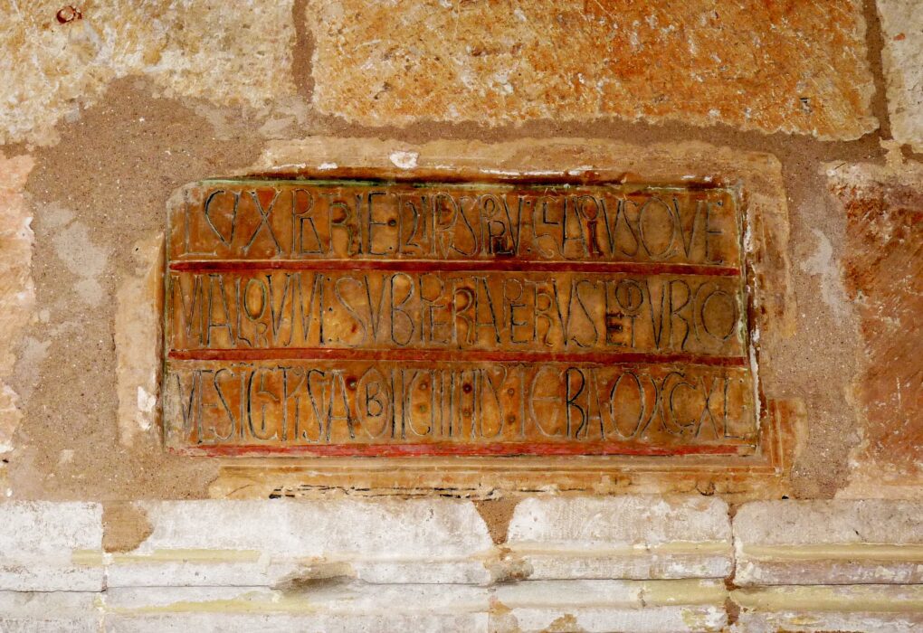 כתובת במנזר הוארטה (Huerta) המהללת את מייסדו, פדרו מנריקה, ומתעדת את מותו בשנת 1202. אימרי ביקר במנזר באותה שנה כדי לאשר את המענקים שאביו נתן לו. ייתכן כי הכתובת הוצבה במהלך ביקורו. קרדיט: Ecelan.