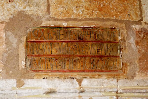 כתובת במנזר הוארטה (Huerta) המהללת את מייסדו, פדרו מנריקה, ומתעדת את מותו בשנת 1202. אימרי ביקר במנזר באותה שנה כדי לאשר את המענקים שאביו נתן לו. ייתכן כי הכתובת הוצבה במהלך ביקורו. קרדיט: Ecelan.