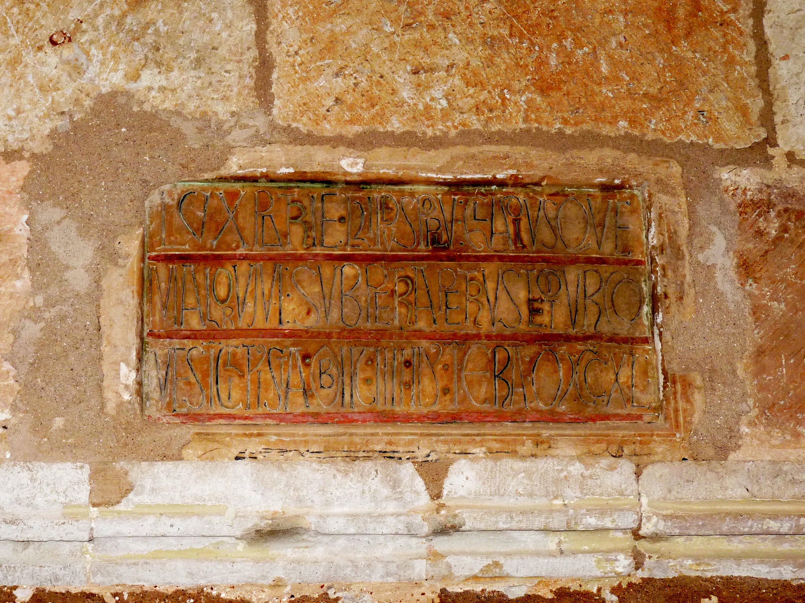 כתובת במנזר הוארטה (Huerta) המהללת את מייסדו, פדרו מנריקה, ומתעדת את מותו בשנת 1202. אימרי ביקר במנזר באותה שנה כדי לאשר את המענקים שאביו נתן לו. ייתכן כי הכתובת הוצבה במהלך ביקורו. קרדיט: Ecelan.