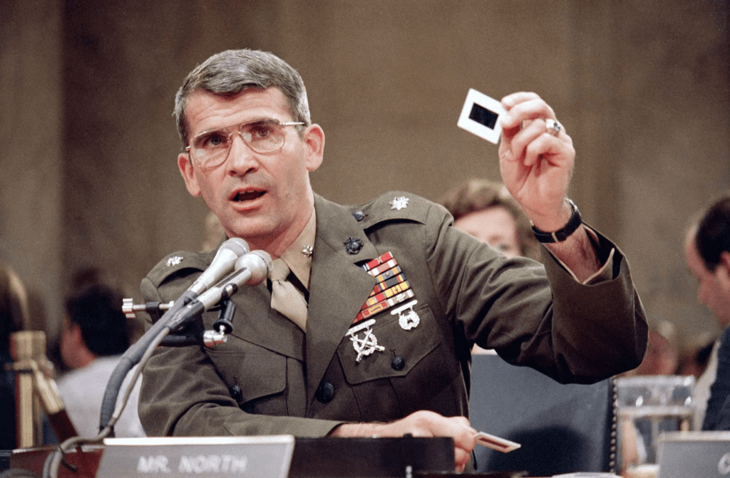 סגן-אלוף אוליבר נורת' מעיד בשימועי פרשת איראן-קונטראס. צילום: AP.