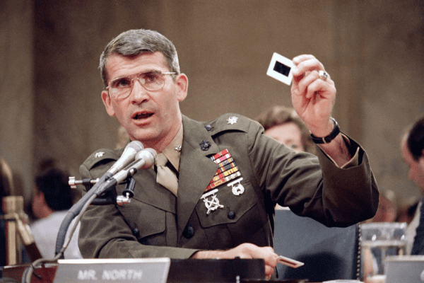 סגן-אלוף אוליבר נורת' מעיד בשימועי פרשת איראן-קונטראס. צילום: AP.