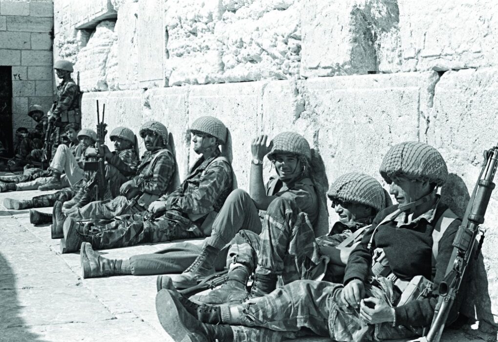 חיילי צה"ל בכותל לאחר שחרור ירושלים. השתלטות ישראל על מזרח ירושלים היה, לפי הדוקטרינה, מעשה של החזרת המצב הרצוי ולא כיבוש זר. צילום: לא ידוע.