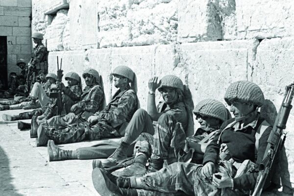 חיילי צה"ל בכותל לאחר שחרור ירושלים. השתלטות ישראל על מזרח ירושלים היה, לפי הדוקטרינה, מעשה של החזרת המצב הרצוי ולא כיבוש זר. צילום: לא ידוע.