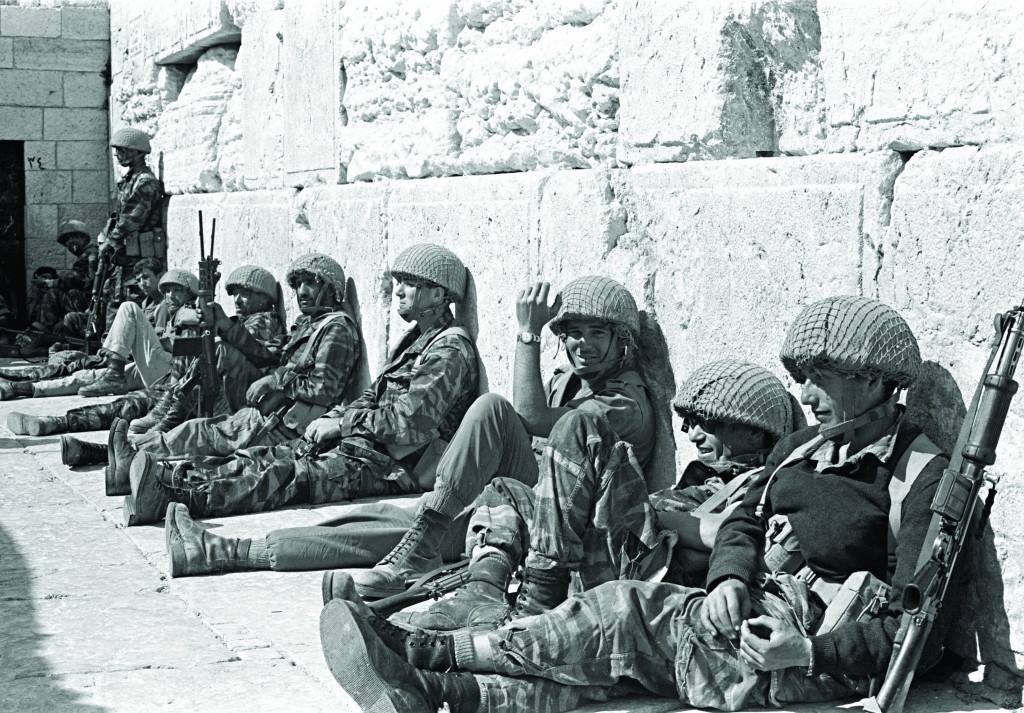 חיילי צה"ל בכותל לאחר שחרור ירושלים. השתלטות ישראל על מזרח ירושלים היה, לפי הדוקטרינה, מעשה של החזרת המצב הרצוי ולא כיבוש זר. צילום: לא ידוע.