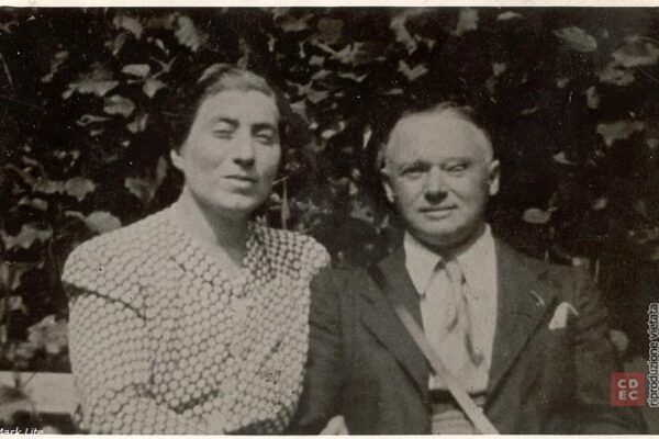 תצלום בשחור-לבן של אטורה אובזה ואשתו נלה סצ'רדוטי. יוצר לא ידוע - תצלום מספר: 207-460 מקור: אוסף הקהילה היהודית של טורינו.