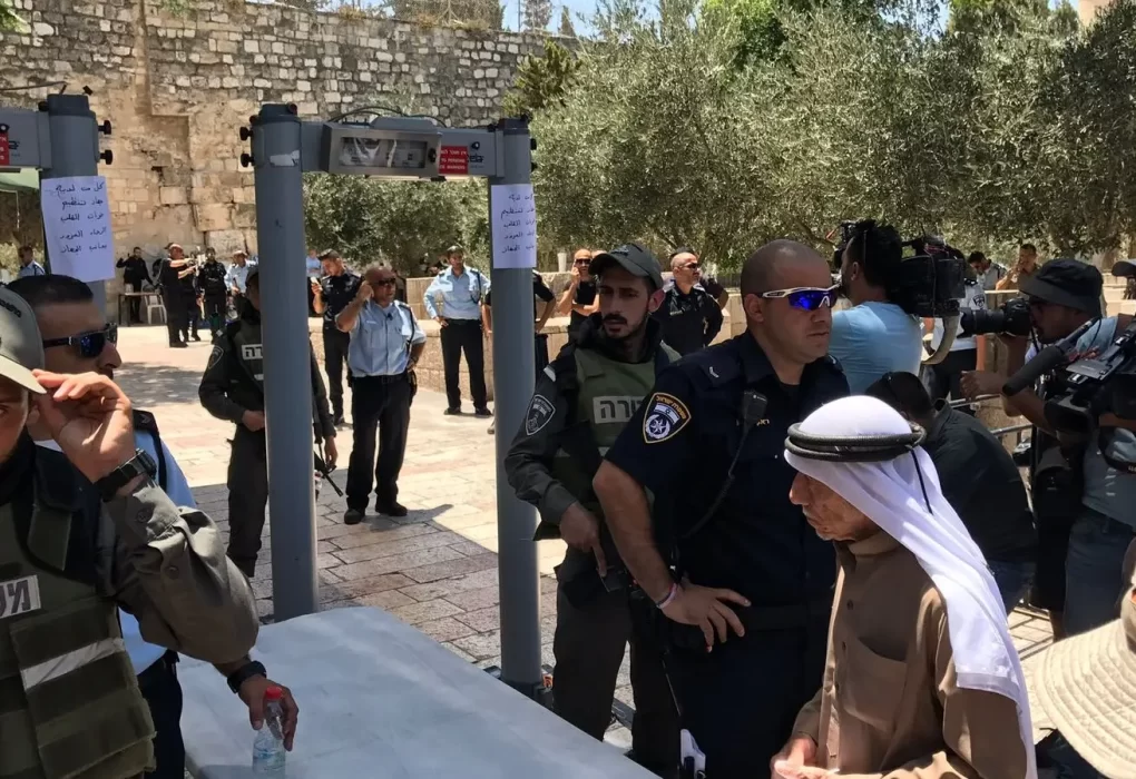 מגנומטרים בהר הבית. צילום: שלמה מור, 0404.