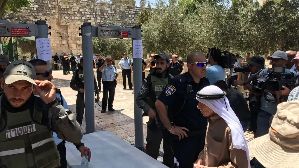 מגנומטרים בהר הבית. צילום: שלמה מור, 0404.