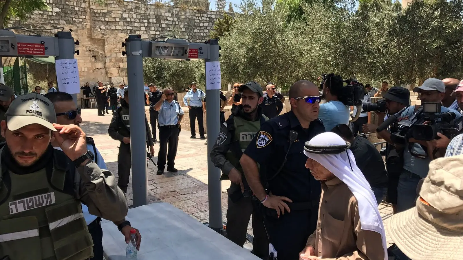 מגנומטרים בהר הבית. צילום: שלמה מור, 0404.