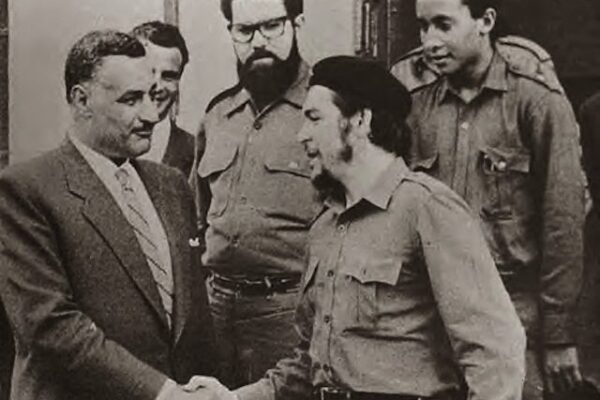 צ'ה גווארה לוחץ את ידו של גמאל עבד אל-נאצר. מתוך הבלוג של כתב העת של המכון למזרח התיכון.