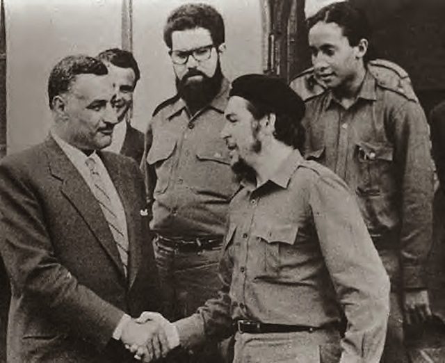 צ'ה גווארה לוחץ את ידו של גמאל עבד אל-נאצר. מתוך הבלוג של כתב העת של המכון למזרח התיכון.