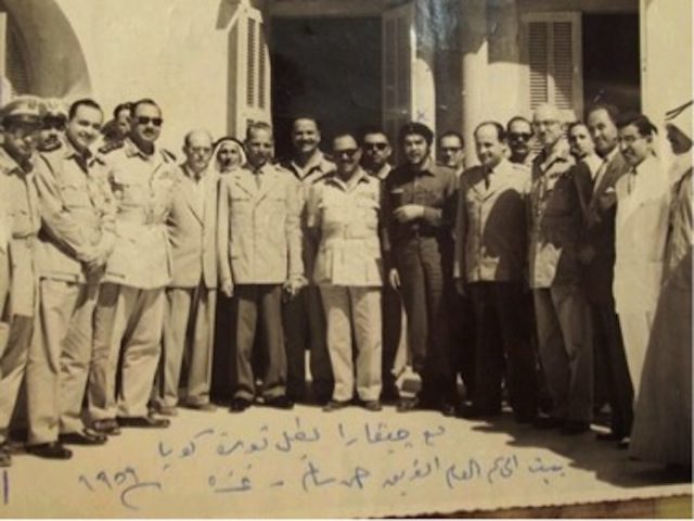 הטקסט בכתב יד אומר - "עם גווארה, גיבור המהפכה הקובנית. אחוזת המושל הכללי, לוטננט-גנרל אחמד סלים. עזה, 1959." מתוך ויקיפדיה.